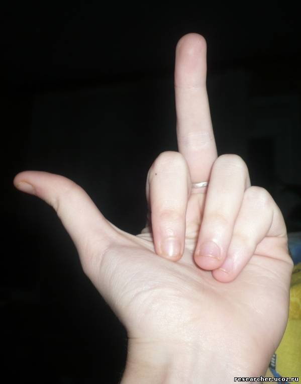 Средний палец на больших сиськах фото